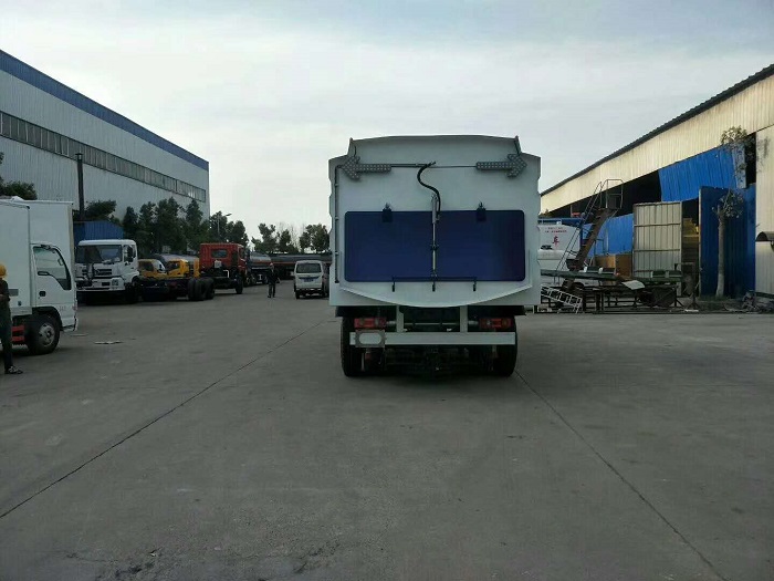 東風(fēng)天錦掃路車圖片