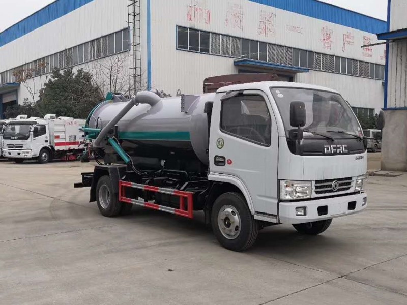 東風多利卡5方吸污車