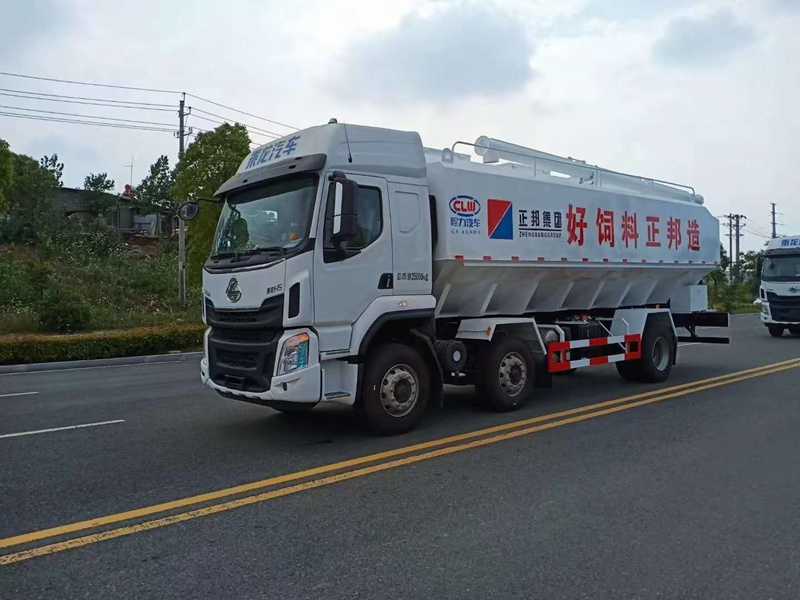 柳汽小三軸散裝飼料運(yùn)輸車(chē)