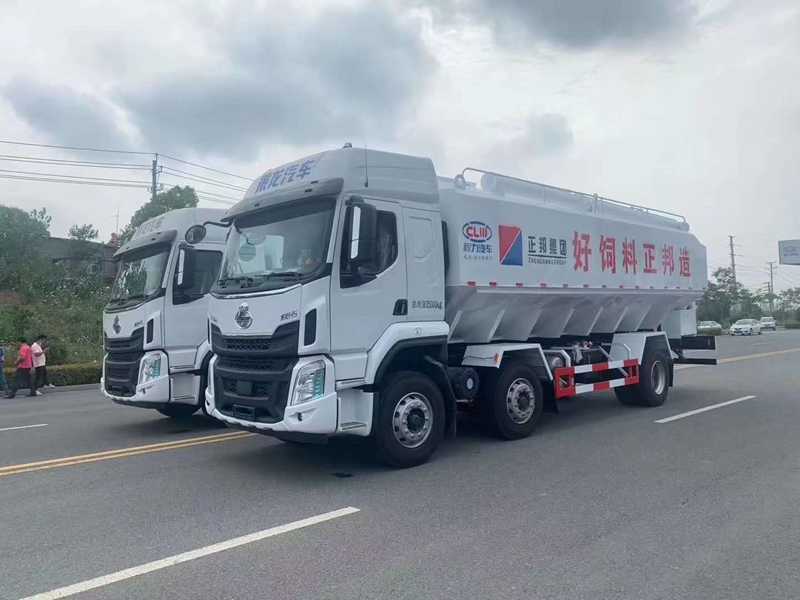 柳汽小三軸散裝飼料運(yùn)輸車(chē)圖片