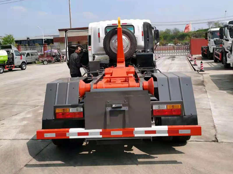 大運(yùn)勾臂式垃圾車（黃牌）圖片